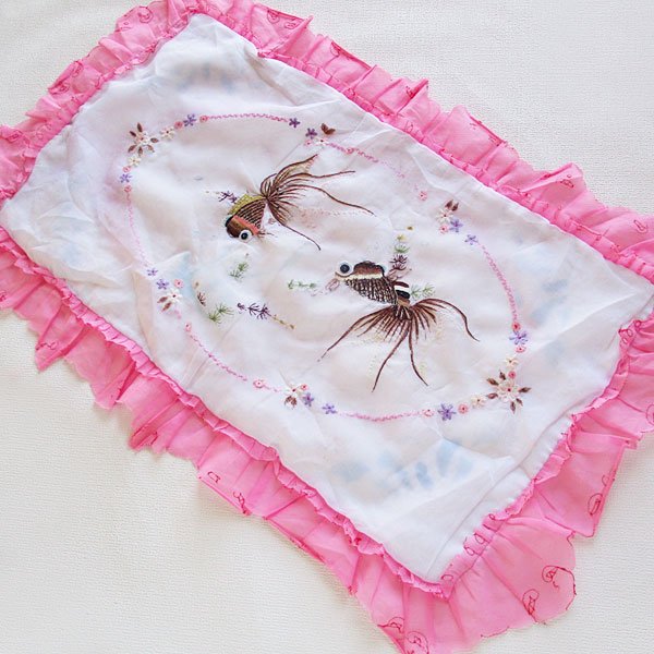 画像2: 金魚刺繍ピンクフリルまくらカバー (2)